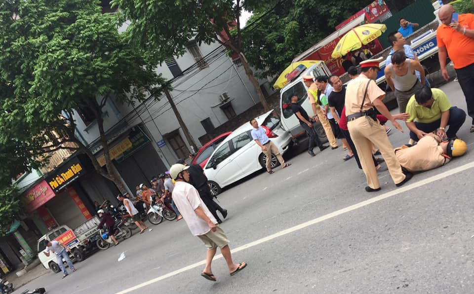 Thanh niên chạy xe không đội mũ bảo hiểm, đâm gục chiến sĩ CSGT trên phố Hà Nội
