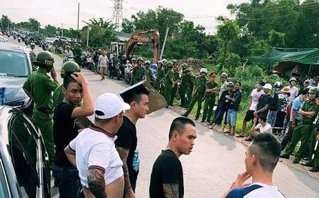 Vụ vây xe chở công an ở Đồng Nai: Người khâu 13 mũi nói "bị cảnh sát cầm ghế phang rách trán"