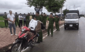 Lường Văn Hùng ngồi sau xe máy diễn tả lại hành vi phạm tội ở vụ sát hại nữ sinh giao gà