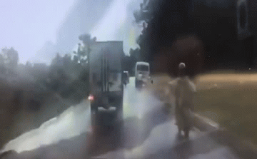 Clip: Khoảnh khắc xe tải tránh 2 thanh niên ngã trên đường khiến nhiều người đứng hình