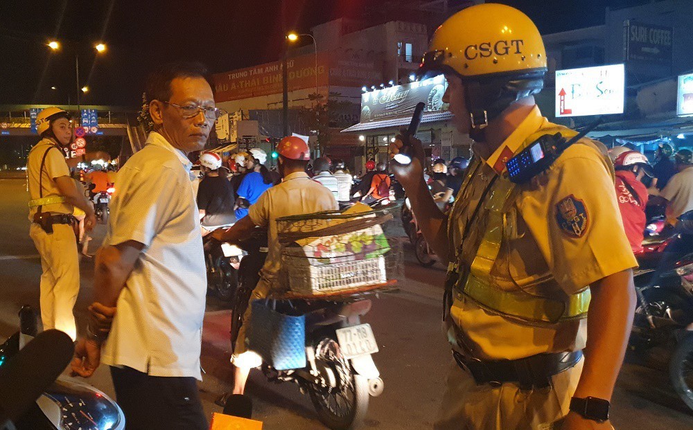 Dân nhậu Sài Gòn: "Bộ Công an nói CSGT làm nhiệm vụ phải đeo camera, các anh không có tôi không ký"