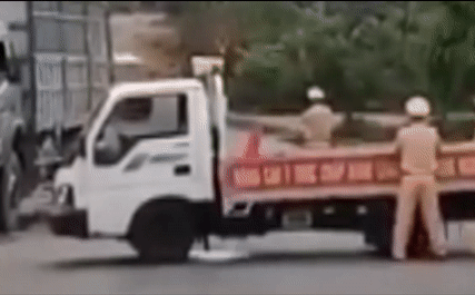 Ô tô lao như "tên bắn" vào tổ CSGT đang chặn bắt, một chiến sĩ và xe chuyên dụng văng vào lề đường