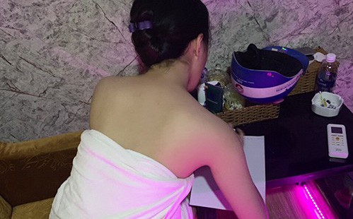 Đột kích cơ sở massage Bangkok city ở Sài Gòn, bắt quả tang 3 nữ nhân viên đang kích dục cho khách