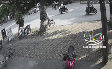Clip: "Xe điên" gây tai nạn kinh hoàng, húc văng 2 người đi xe máy trên đường ở Thái Nguyên