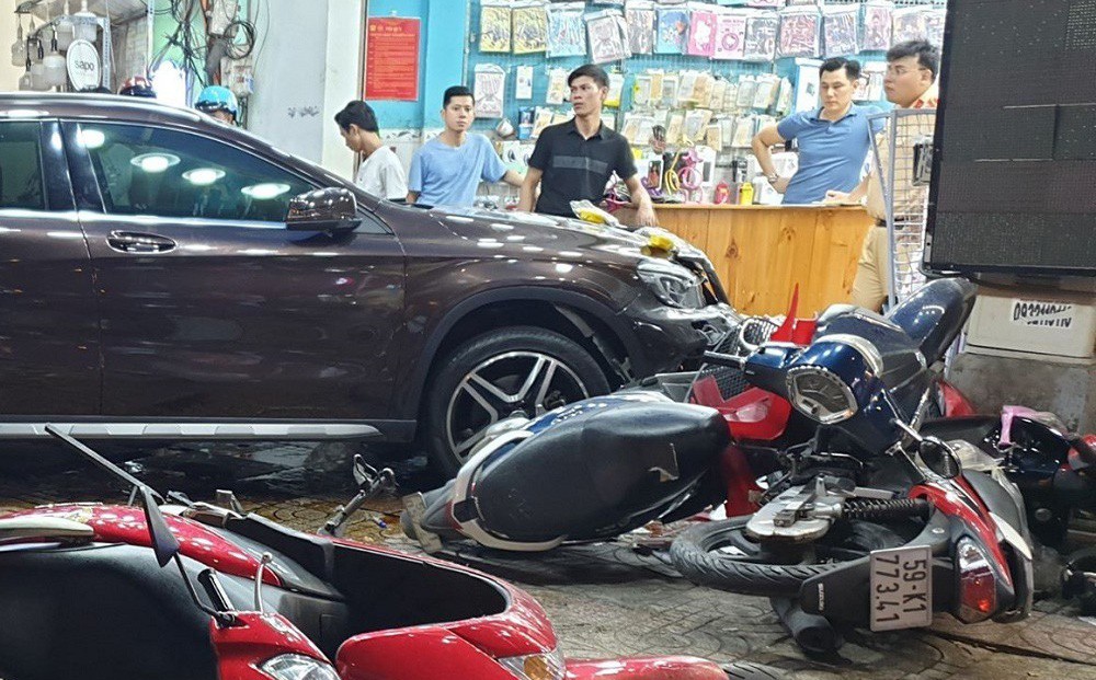Hiện trường kinh hoàng sau khi nữ tài xế lái Mercedes tông xe máy nằm la liệt ở Sài Gòn