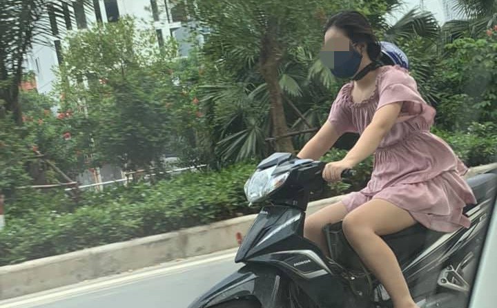 Cô gái chạy xe máy có phong cách đội mũ bảo hiểm khiến cả phố ngoái nhìn