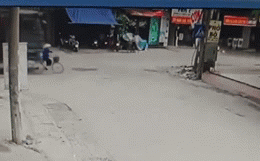 Clip kinh hoàng: Xe ben đâm trúng người phụ nữ, kéo lê trên đường