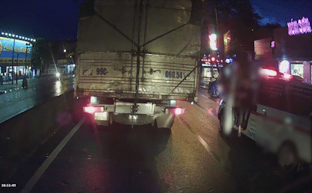 CLIP: Không vượt được, tài xế xe cứu thương rút dao xuống 'dằn mặt' lái xe tải