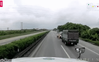 Chạy CSGT, người đàn ông điều khiển xe máy khiến tài xế container phanh "cháy đường"