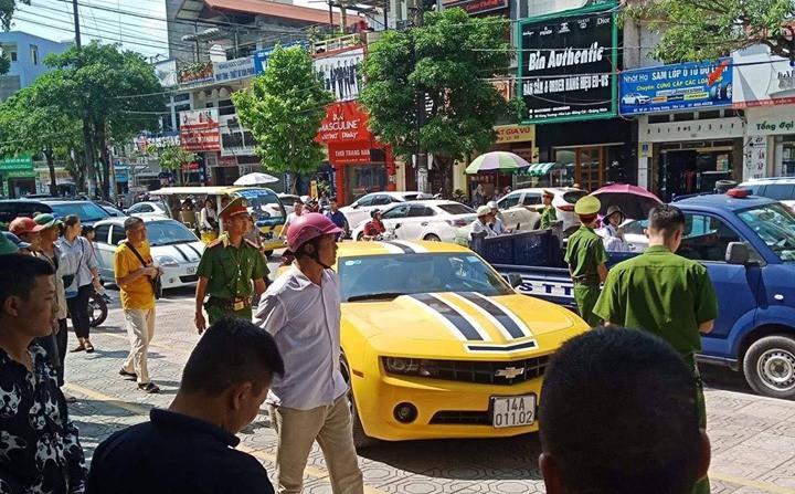 Danh tính chủ xe sang Camaro bị CSGT Quảng Ninh cầm súng AK chọc vỡ kính