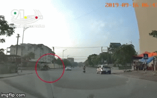 Chạy xe máy qua ngã tư với tốc độ cao, thanh niên đâm ngang xe của chiến sĩ cảnh sát
