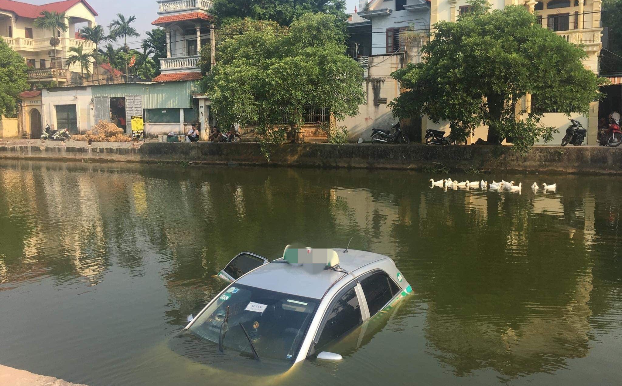 Hiện trường xe taxi chìm nghỉm giữa hồ khiến dân mạng tranh luận không ngừng về nguyên nhân