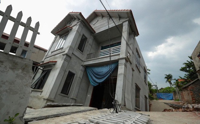 Nhà 2 tầng ở Hà Nội lún nghiêng vì "hố tử thần", cặp vợ chồng mất nhà, gánh khoản nợ lớn