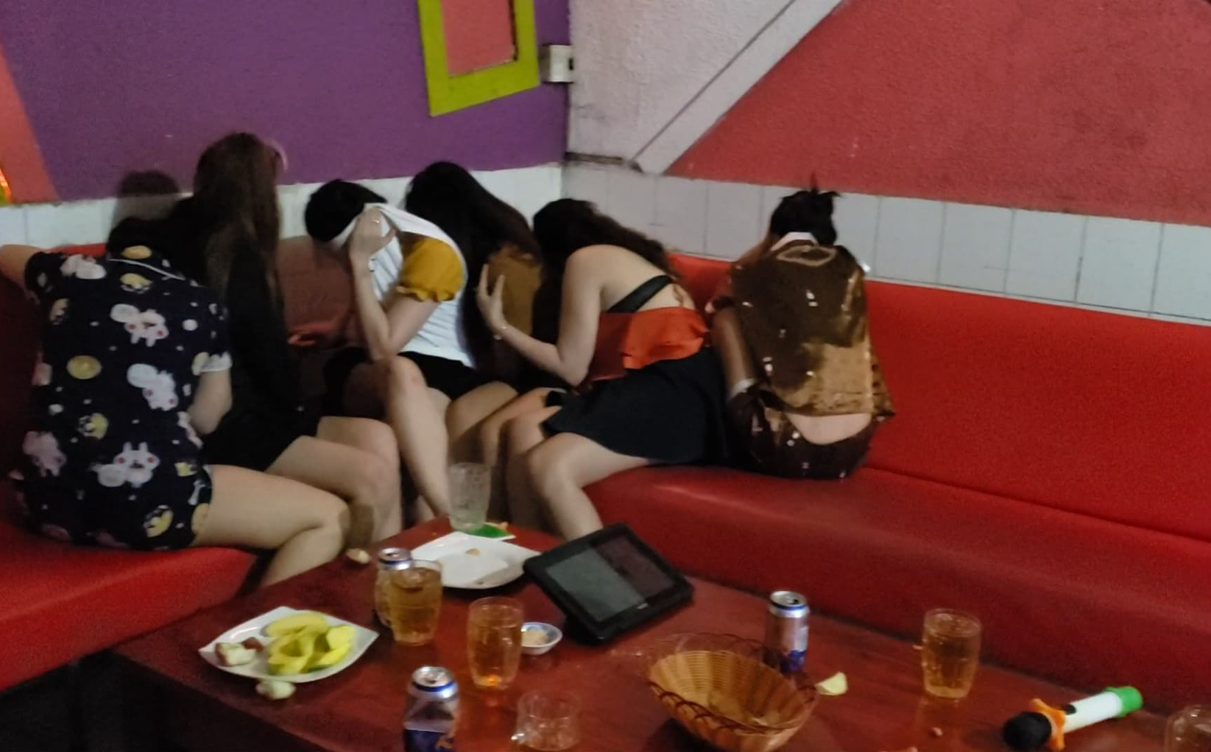 Đột kích quán karaoke, công an bắt quả tang 7 nữ tiếp viên khoả thân phục vụ khách