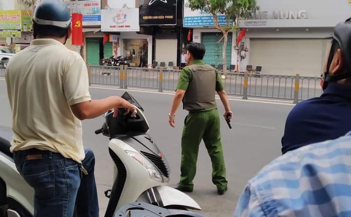 Đang vây bắt kẻ nghi ngáo đá cầm lựu đạn cố thủ gần Ngân hàng Đông Á ở Sài Gòn