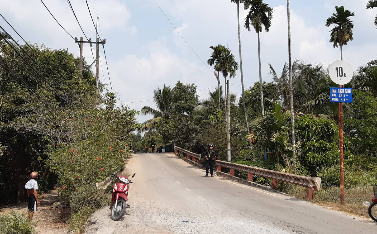 Nghi can bắn chết 5 người gí súng quát "tao mới giết nhiều người rồi, tao không sợ nữa" để cướp xe máy Nouvo tẩu thoát