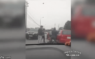 Clip: Tài xế ô tô bị nhóm thanh niên tạt đầu, lôi xuống xe đánh giữa phố Hà Nội