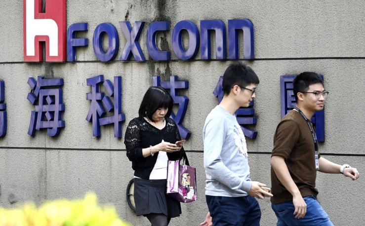 Foxconn thưởng nóng cho nhân viên chịu quay trở lại nhà máy để ráp iPhone