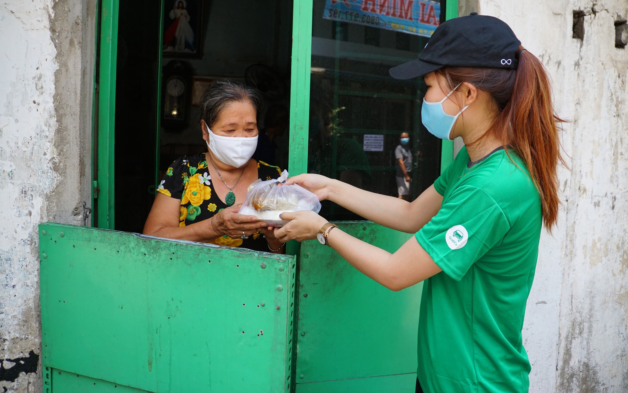 21.800 suất ăn miễn phí Grab và người dùng tặng cho người khó khăn trong mùa dịch