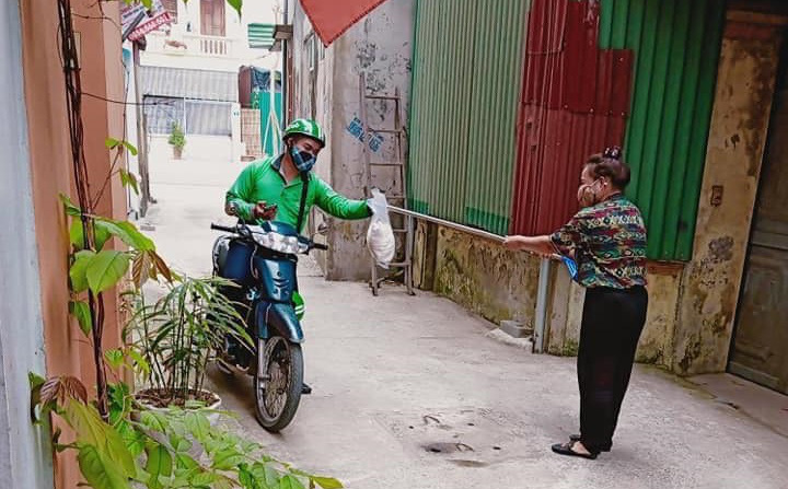 Phòng tránh virus, người phụ nữ chuyển đồ bằng cách lạ khiến shipper cười nghiêng ngả, dân mạng tranh cãi