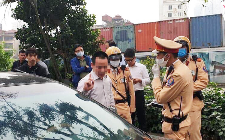 Hà Nội: Tài xế ô tô gây tai nạn trên đường Kim Mã sẽ bị phạt đến 40 triệu  đồng, tước GPLX 24 tháng