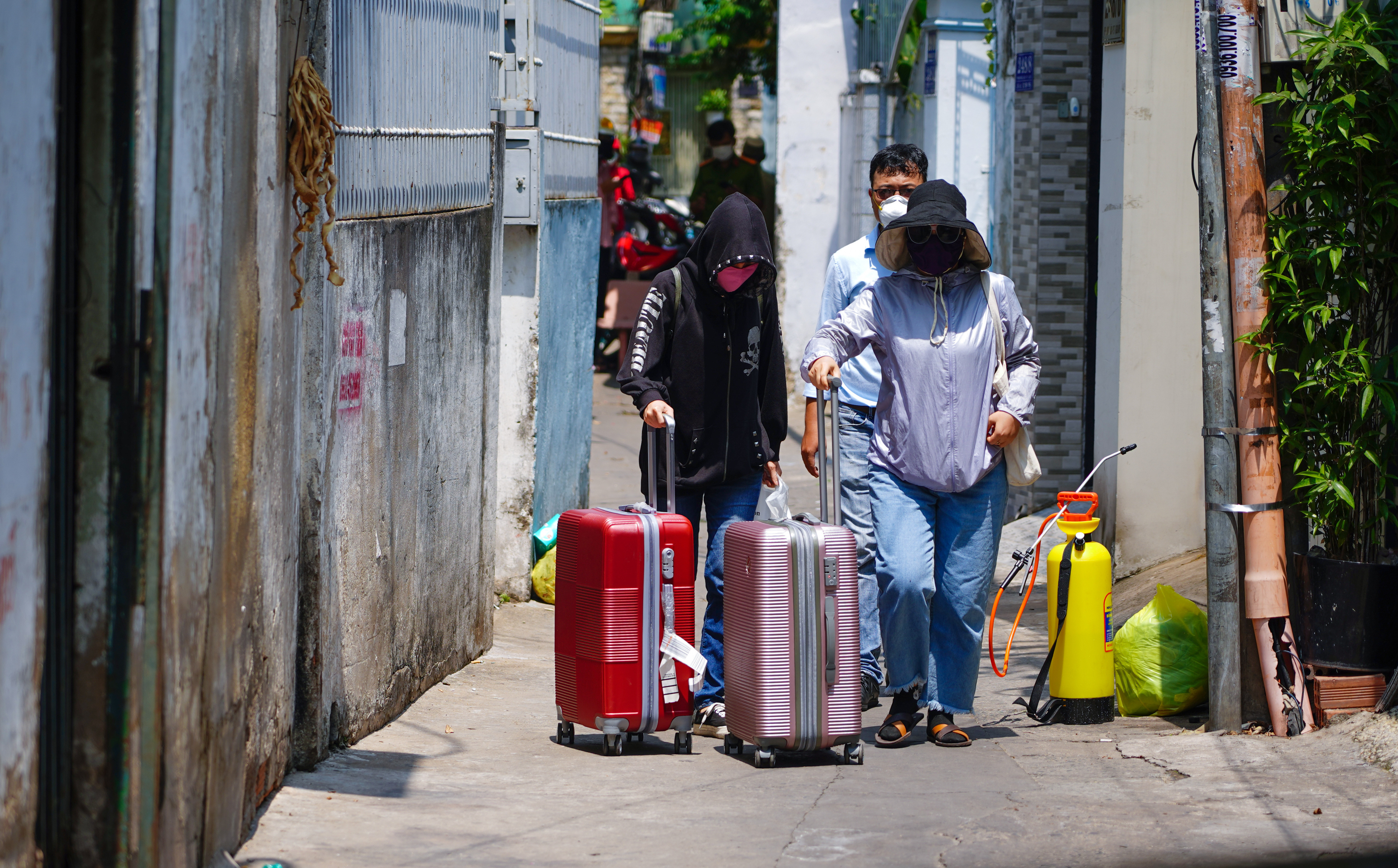 Di chuyển 2 phụ nữ trong con hẻm bị phong tỏa ở Sài Gòn vì nghi có người nhiễm Covid-19