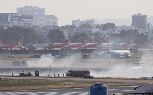 Máy bay Vietnam Airlines nổ lốp khi chạy đà, khói bốc mịt mù ở Tân Sơn Nhất