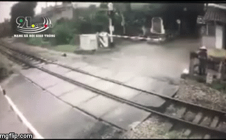 Clip: Khoảnh khắc cô gái băng qua đường sắt bị tàu hỏa đâm tử vong