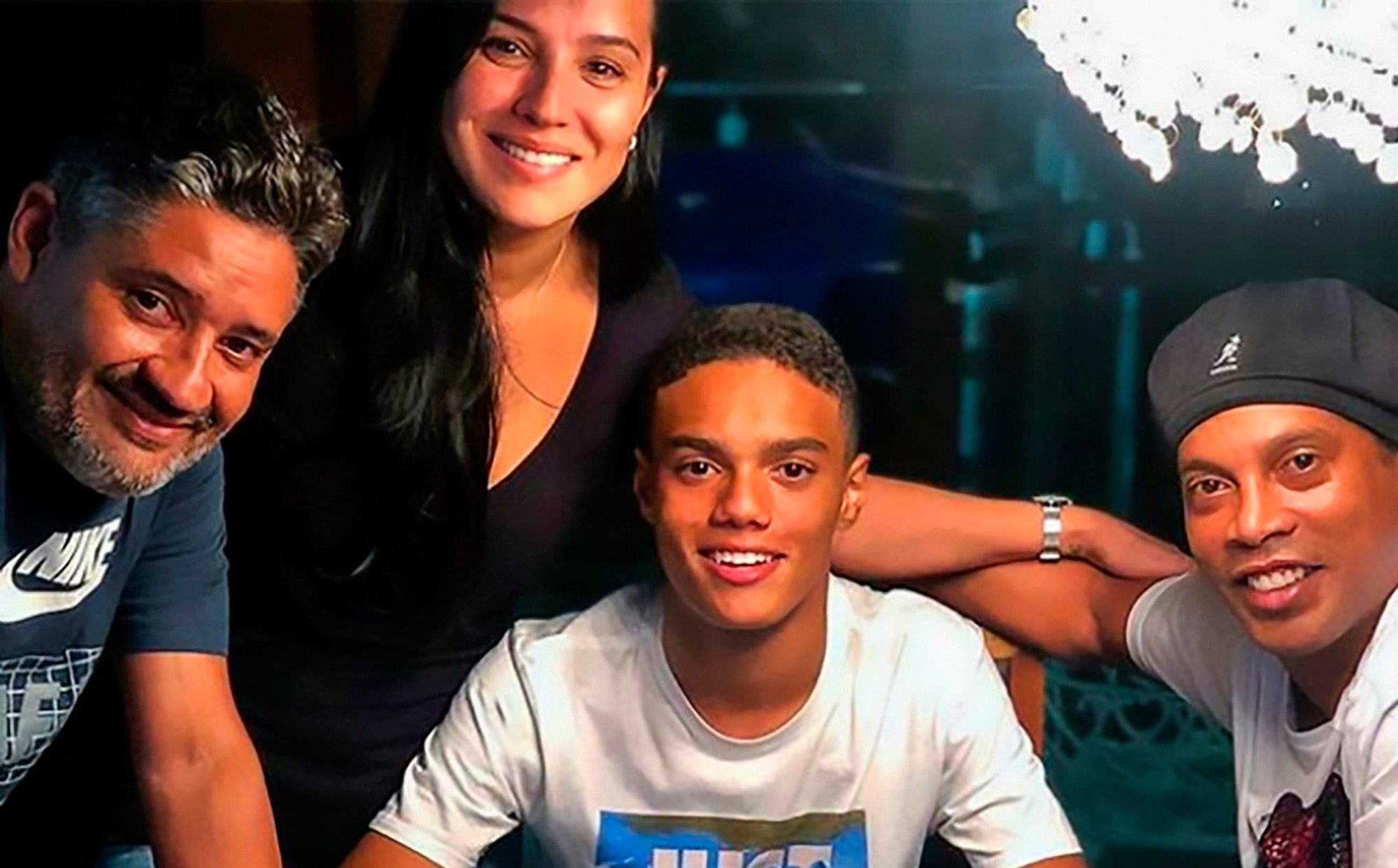 "Chối từ" cha đẻ, con trai duy nhất của Ronaldinho lập danh dưới "mái nhà" của Ronaldo