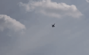 Iran “khóa chết” tiêm kích F-18 Mỹ - Tàu đổ bộ Nga rẽ sóng tới Syria, máy bay chiến đấu phủ đầy Căn cứ KQ Khmeimim
