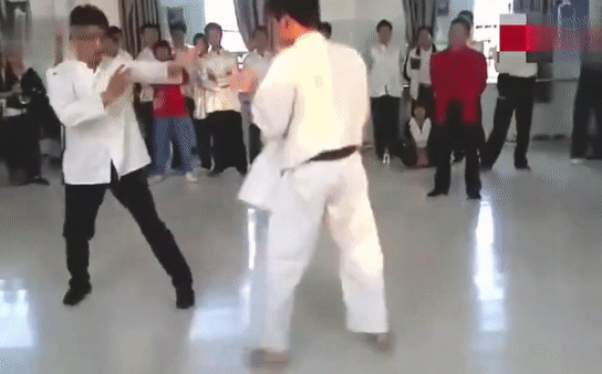 Võ sư Vịnh Xuân từng thua ê chề bất ngờ đấm túi bụi võ sĩ karate, chấp một tay để tỉ thí