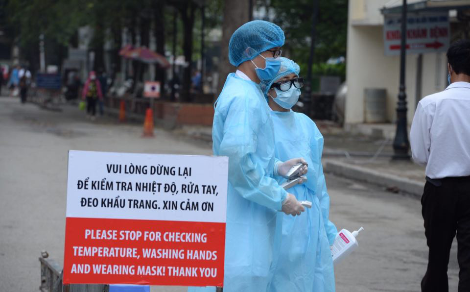 Bộ Y tế yêu cầu làm xét nghiệm Covid-19 cho toàn bộ nhân viên y tế và bệnh nhân tại BV Bạch Mai