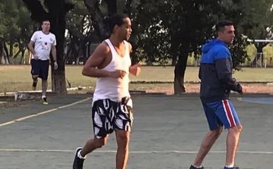 Học nghề mộc & dạy tù nhân đá bóng, Ronaldinho chuẩn bị cho việc &quot;bóc lịch&quot; dài ngày