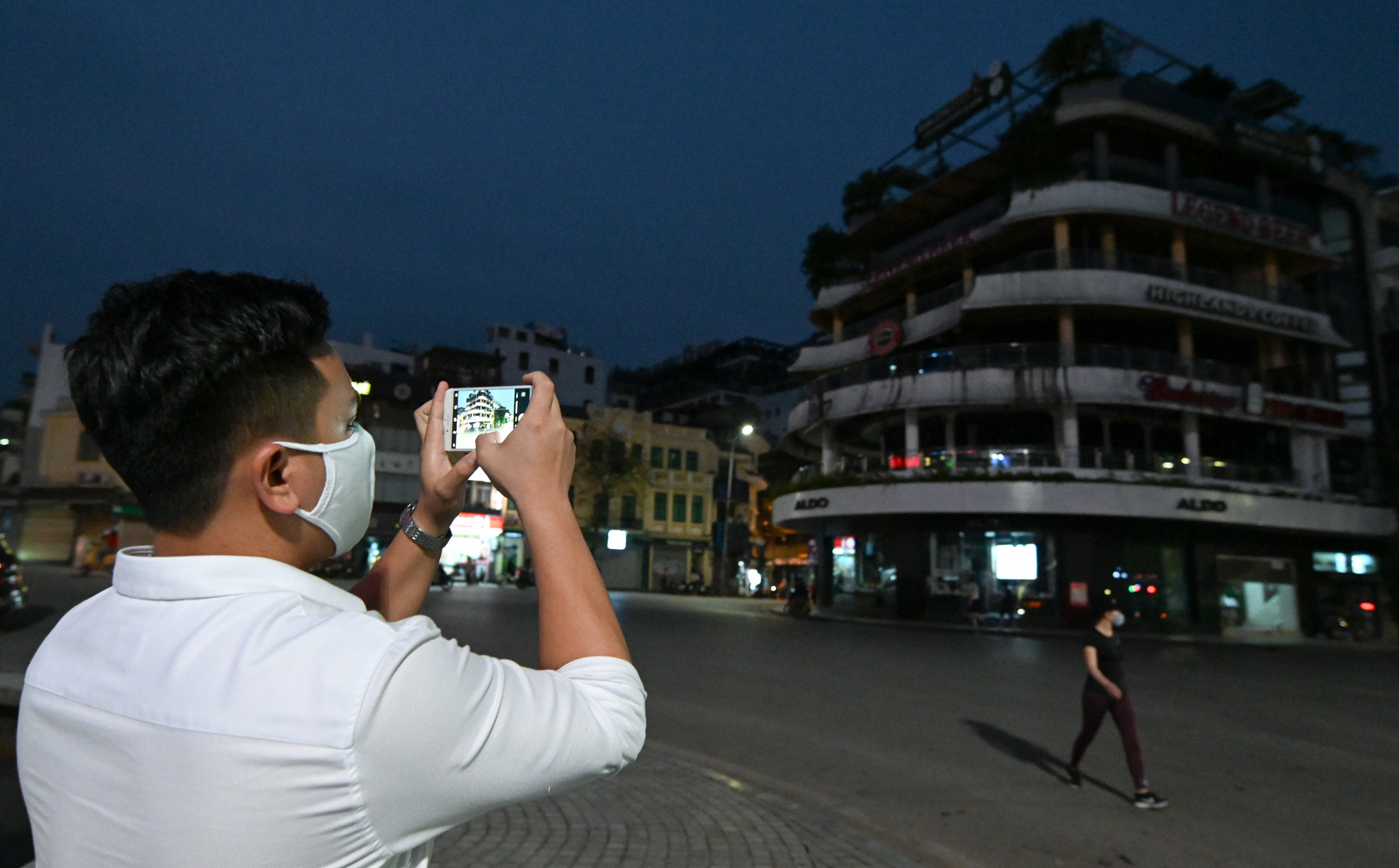 Cảnh tượng chìm trong bóng tối hiếm thấy của nhiều con phố kinh doanh sầm uất nhất Hà Nội