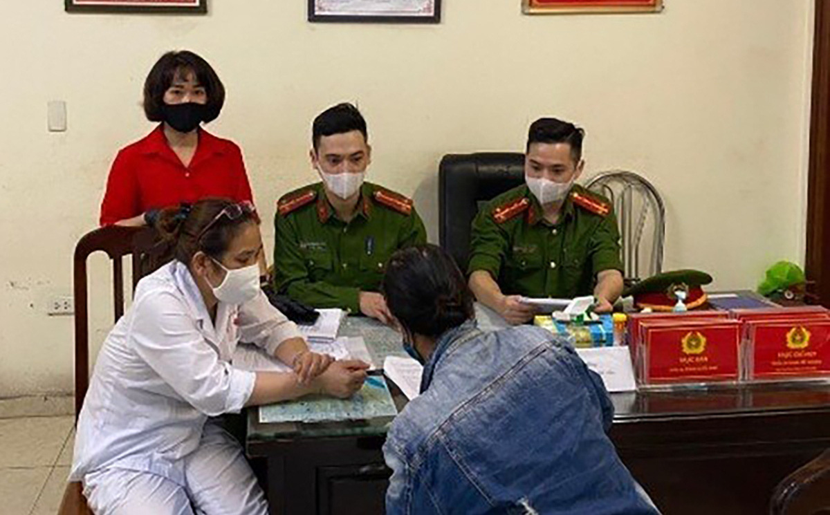 Một phụ nữ ở Hà Nội bị phạt 200.000 đồng vì không đeo khẩu trang phòng dịch Covid-19