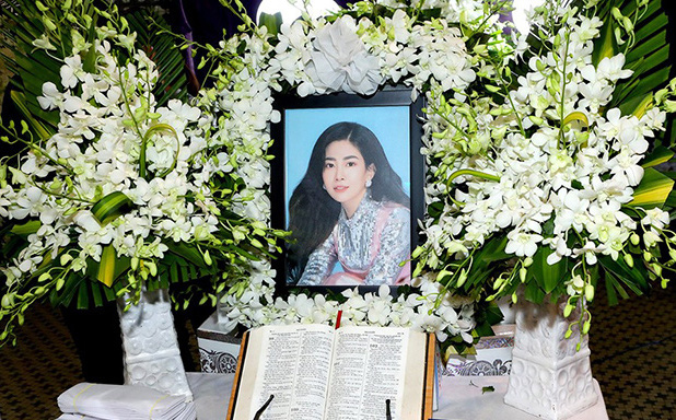 Nghệ sĩ, dư luận bức xúc trước những trò lố phản cảm trong đám tang của Mai Phương