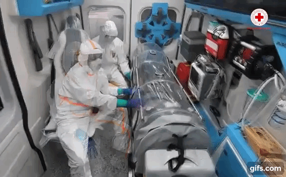 Hình ảnh xúc động bên trong xe cứu thương chở bệnh nhân Covid-19 ở Italy: 