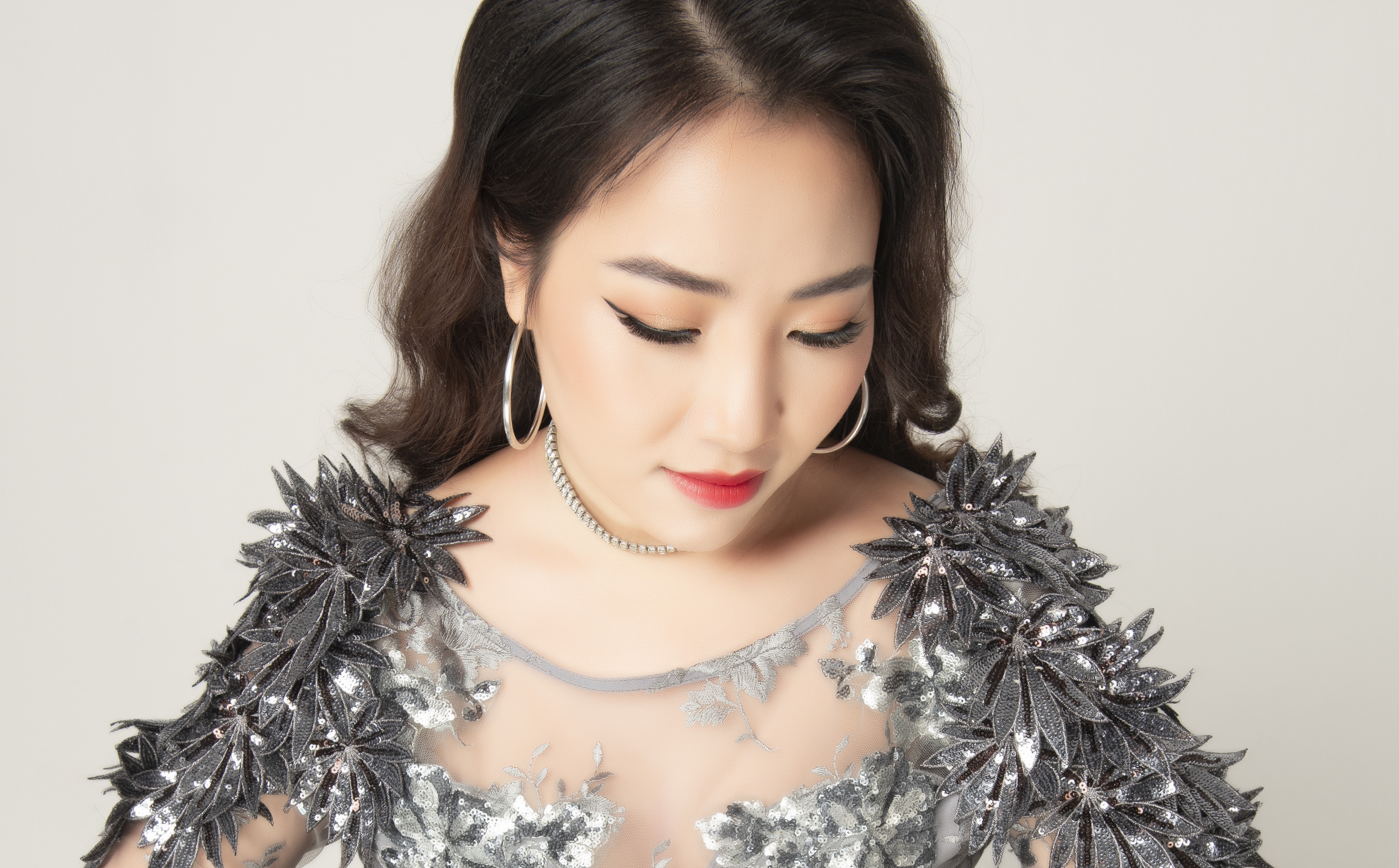 "Mỹ nữ hát nhạc Nga" Yên Hà tung ca khúc đầy xúc động về tình mẹ