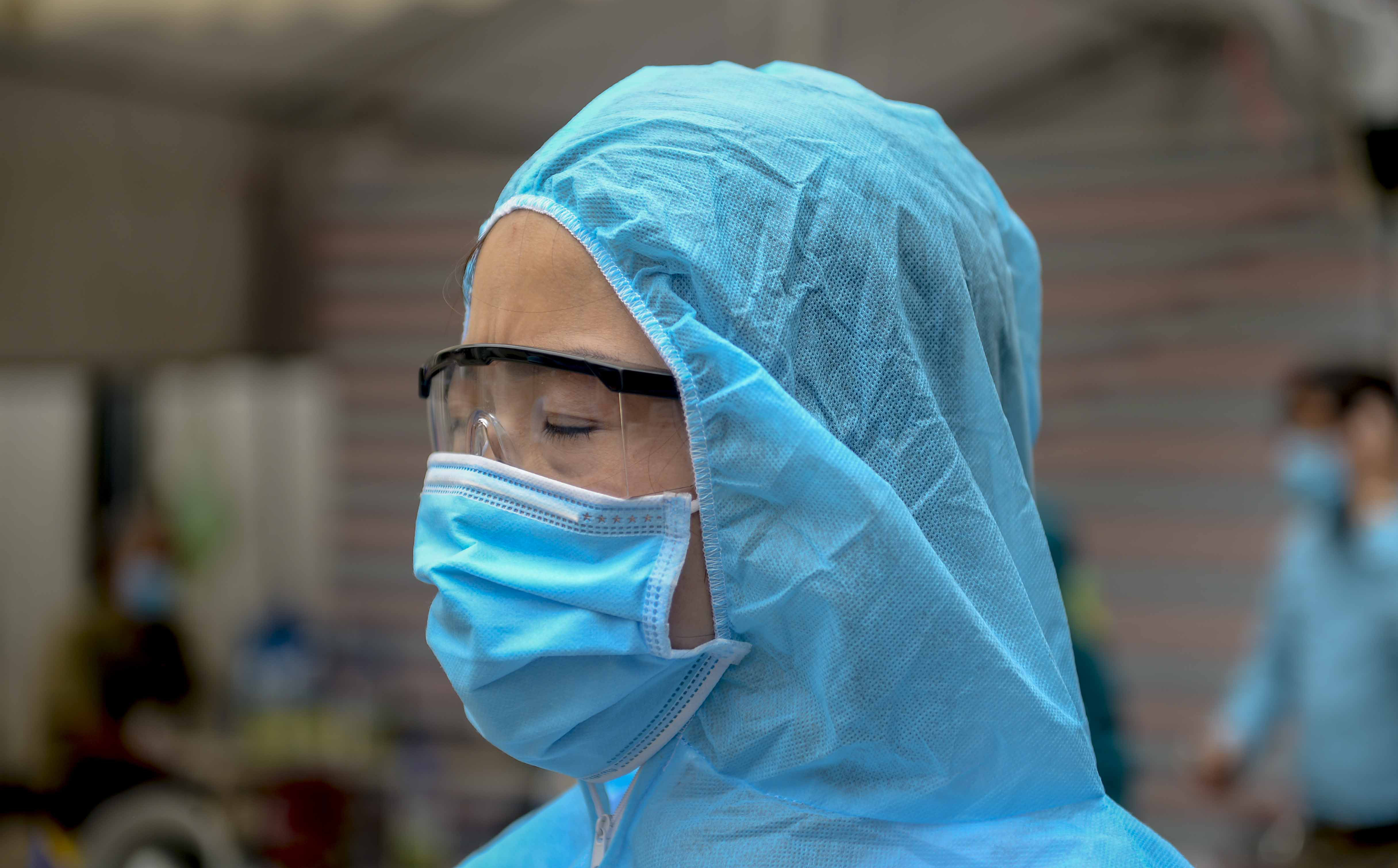Nữ nhân viên y tế trực chốt tại Hạ Lôi nơi có 5 người mắc COVID-19 bật khóc khi nhắc về con