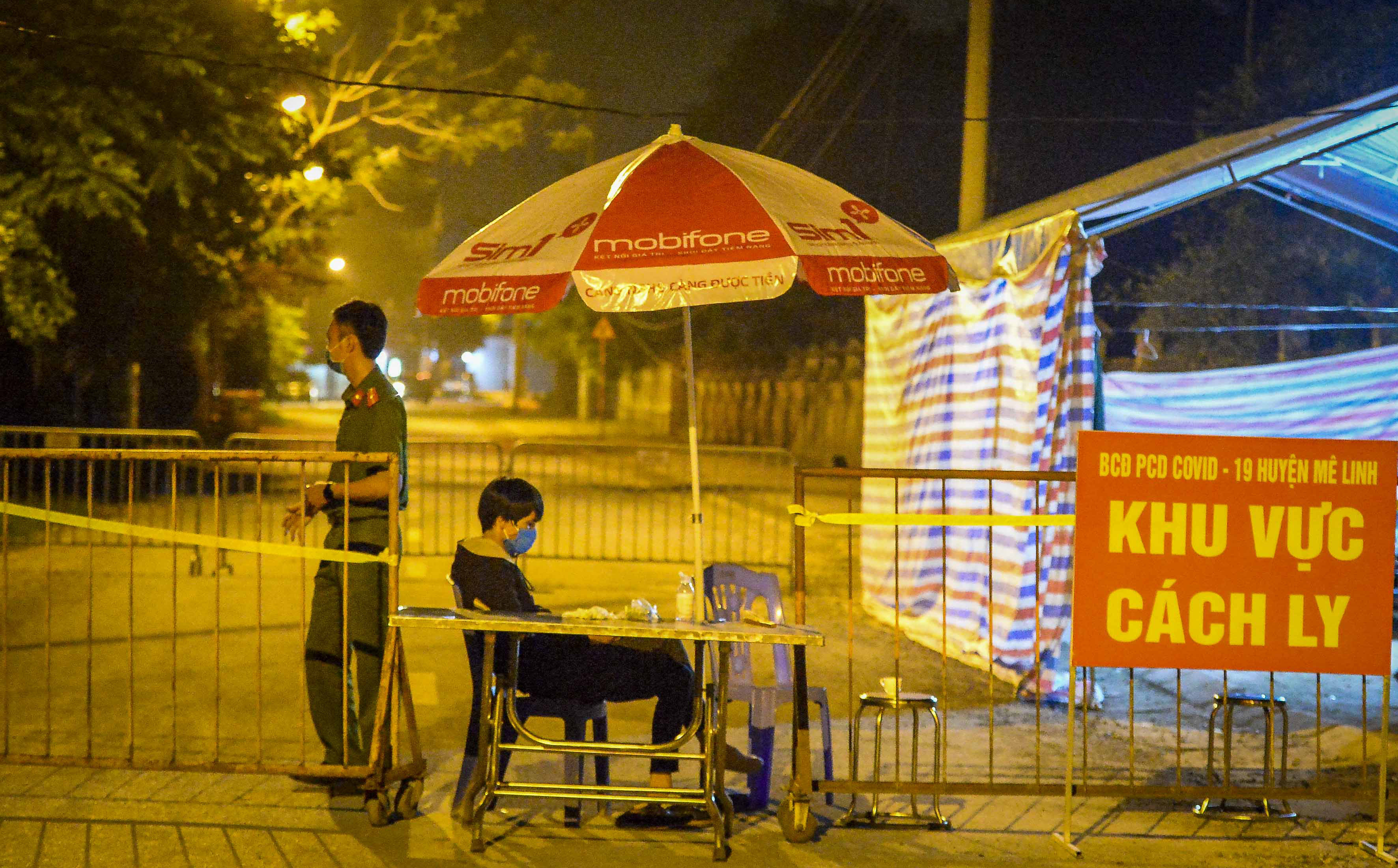 Cận cảnh hơn 300 nhân viên y tế lấy mẫu xét nghiệm SARS-CoV-2 cho người dân thôn Hạ Lôi trong đêm