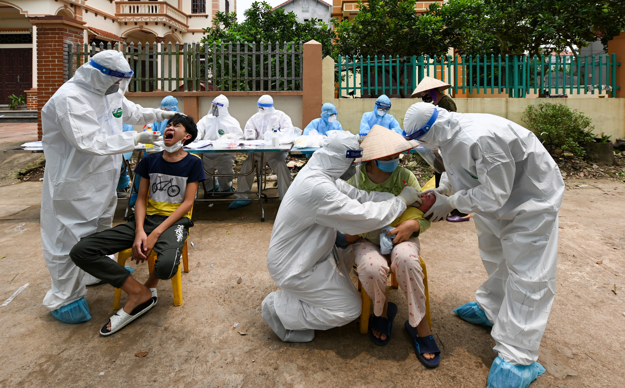 Hơn 100 nhân viên y tế tiếp tục lấy mẫu bệnh phẩm xét nghiệm cho hơn 2.000 dân tại Hạ Lôi