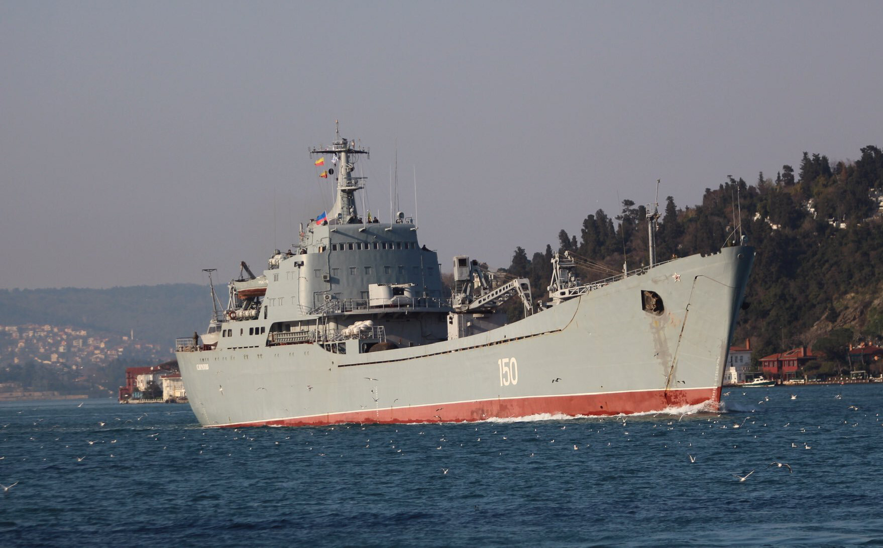 Tàu tấn công đổ bộ HQ Nga chất đầy xe tăng, xe bọc thép rẽ sóng tiến về Syria
