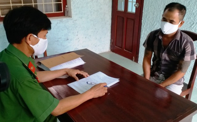 Chủ quán cà phê &quot;Ba cô gái&quot; lấy mã tấu rượt đánh tổ công tác phòng dịch Covid-19