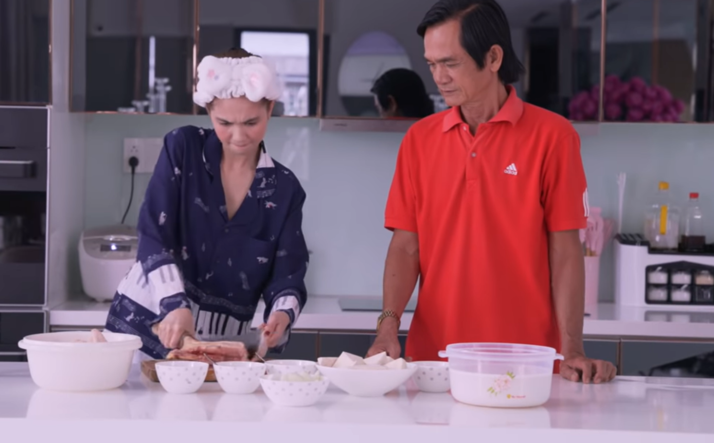 Bố ruột Ngọc Trinh ngượng ngùng khi lần đầu lên sóng