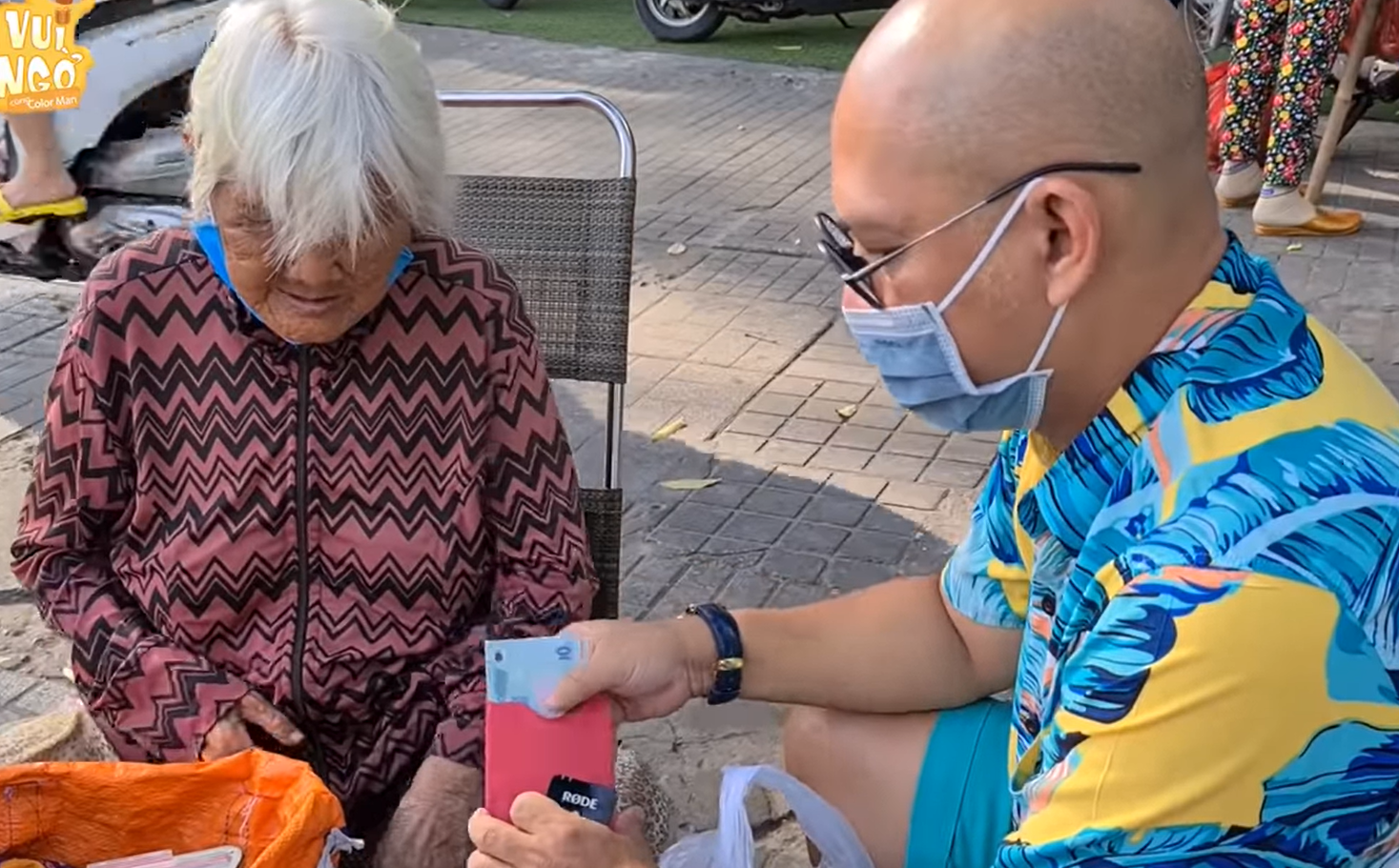 Việc làm gây xúc động của "trùm Điền Quân" Color Man khi gặp bà cụ mù bán hộp quẹt ven đường