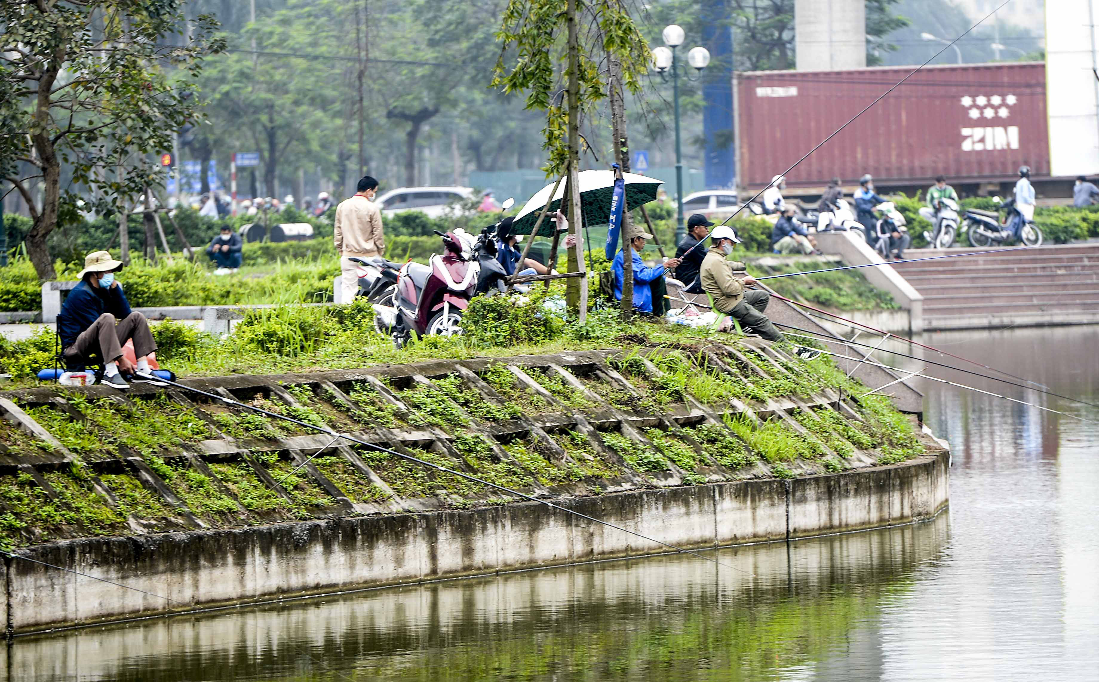 Hàng chục người thả cần câu cá ở Hà Nội trong ngày thứ 2 thực hiện cách ly toàn xã hội