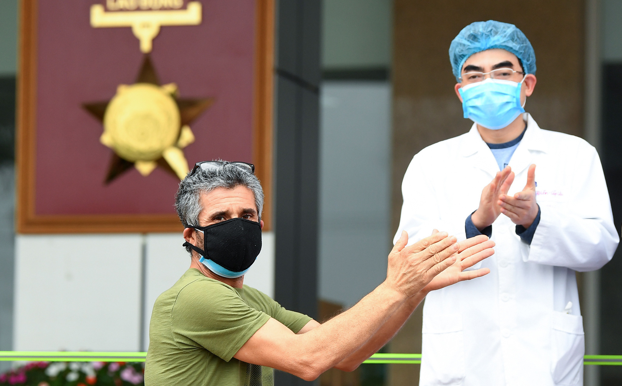 Bệnh nhân người Pháp vỗ tay không ngớt bày tỏ cảm ơn, khen ngợi bác sĩ Việt Nam trong ngày ra viện