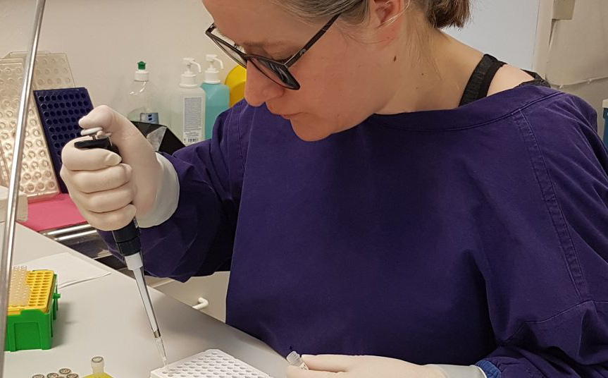 Bên trong phòng xét nghiệm corona ở Đức: Virus bị vô hiệu hóa, nguy cơ lây bệnh từ người bên ngoài còn cao hơn virus