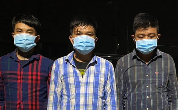 Người yêu bị tát khi chơi bài, nam thanh niên mang dao, súng, rủ bạn chém chết người để trả thù