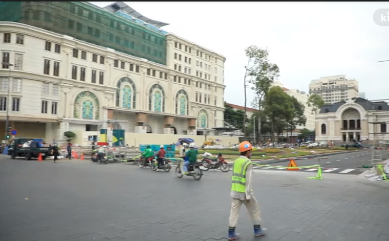 [Video] Dỡ bỏ rào chắn trước Nhà hát TP.HCM, người dân sẽ được tham quan ga ngầm của tuyến Metro từ 30/4
